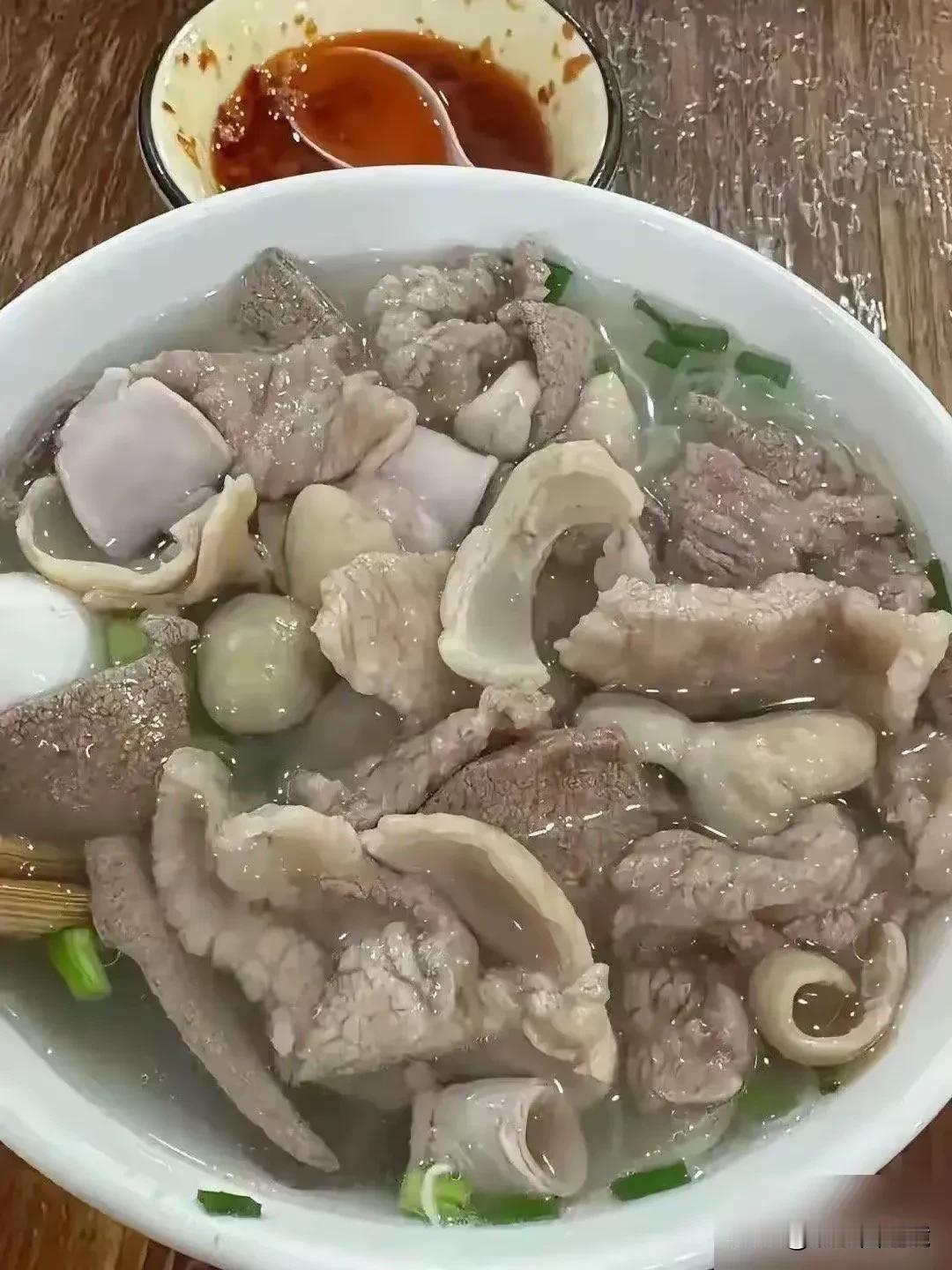 早上在广东搞这么一碗，可以舒服一整天！
两广和海南地区很多人都爱这一口，原汁原味