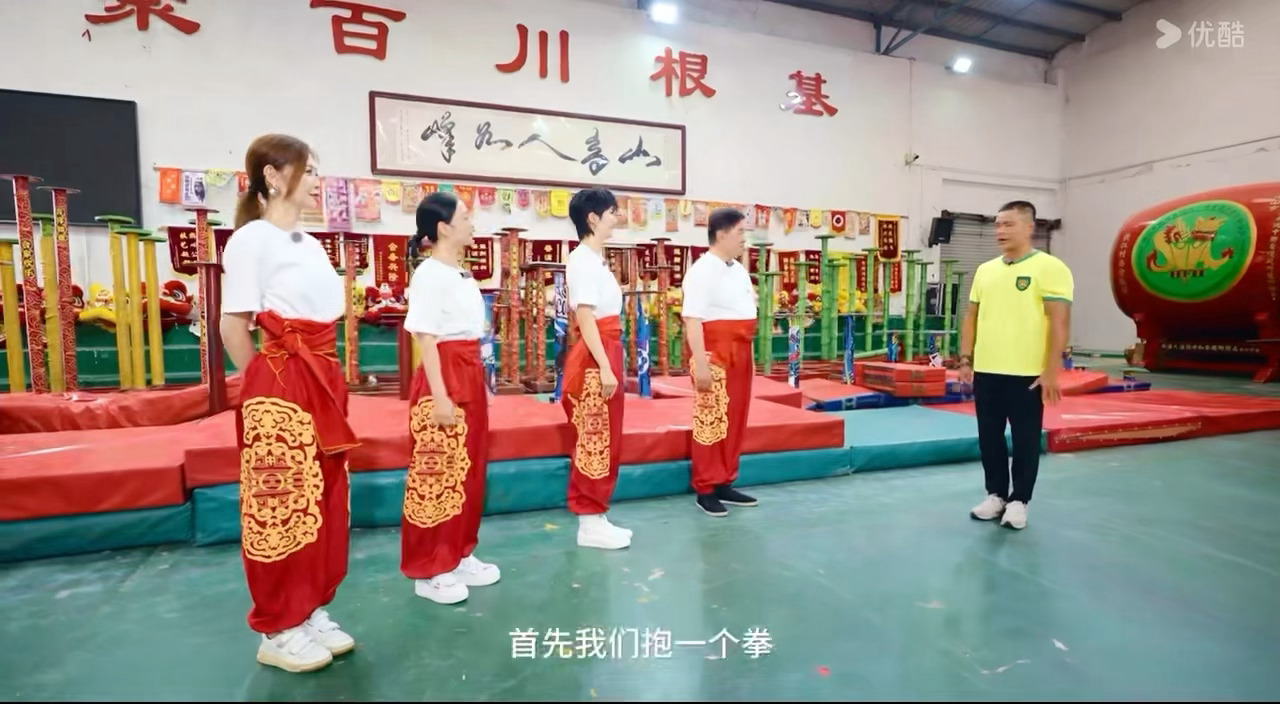 姚安娜听到扎马步一个小时的反应姚安娜这段萌而不自知《非遗之城守护季》舞狮基地打卡