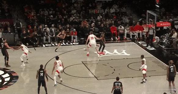 三分远超预期！多镜头逐帧拆解，德明三分投射表现123赵四弧顶拿球，鲍威尔无球起手