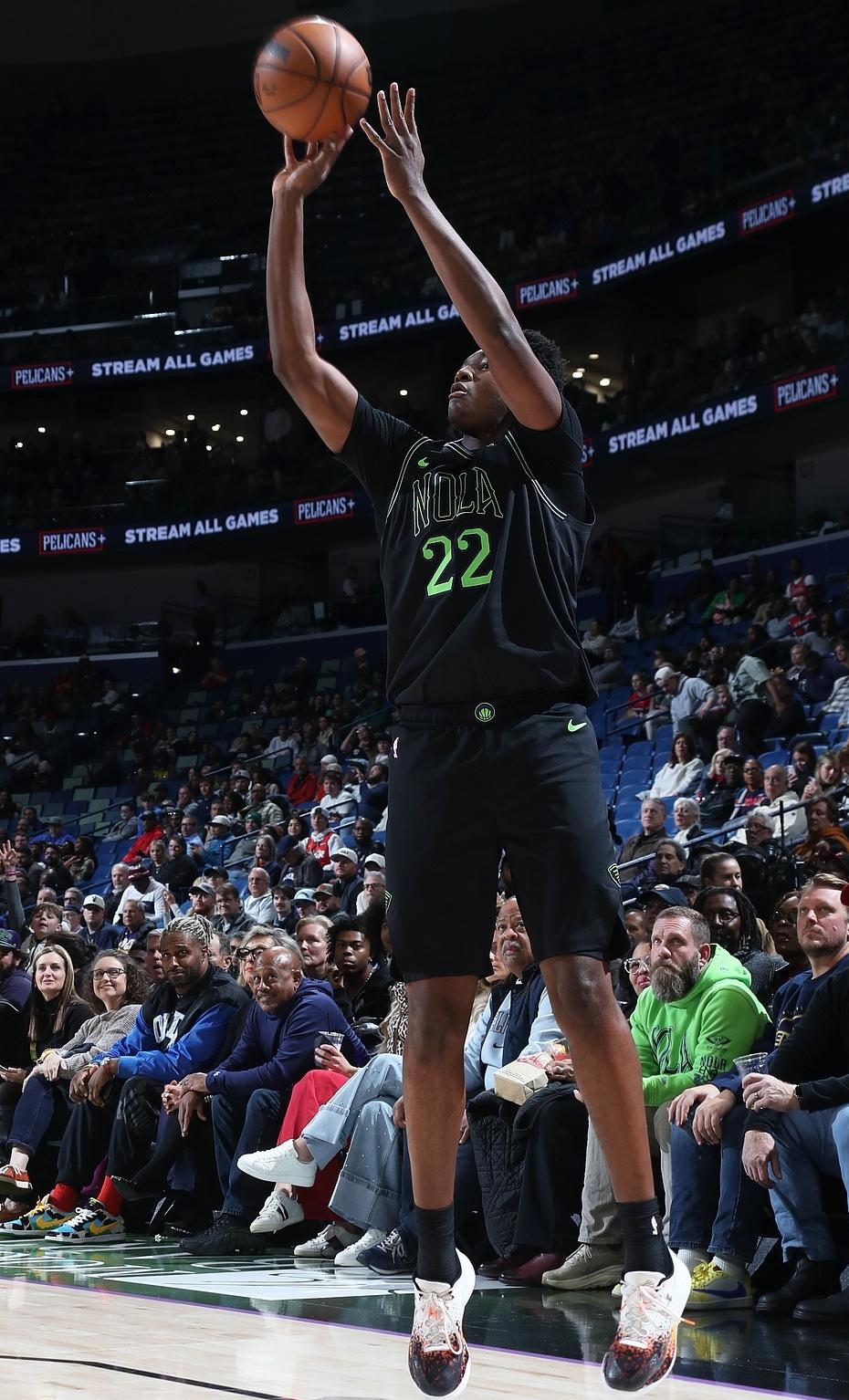 又一个13顺位爆了！NBA马刺对阵鹈鹕，看着马刺赢了，实则赢得是鹈鹕。13号新秀