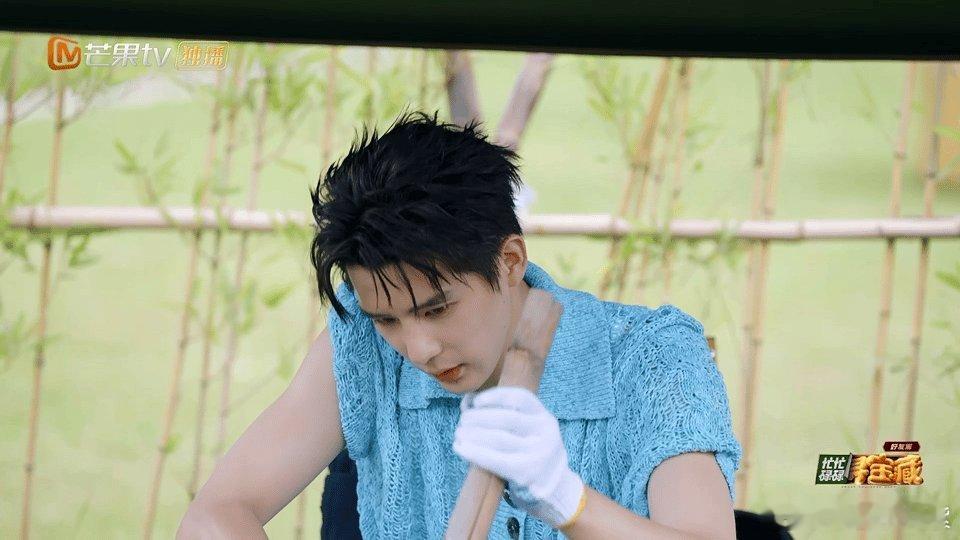#王安宇穿最精致衣服劈最狠的柴#哈哈哈还别说王安宇砍柴还真有两下子呢！！这么帅的