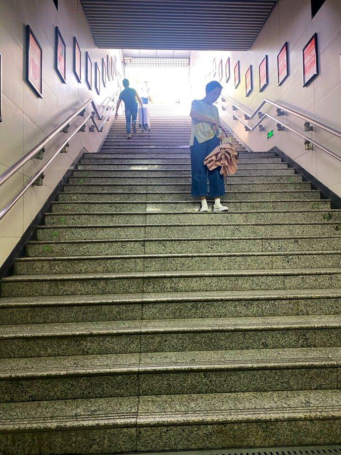 很多人去武汉坐地铁，都碰到过长台阶没电梯的糟心事。
有的出入口一眼望不到头的楼梯