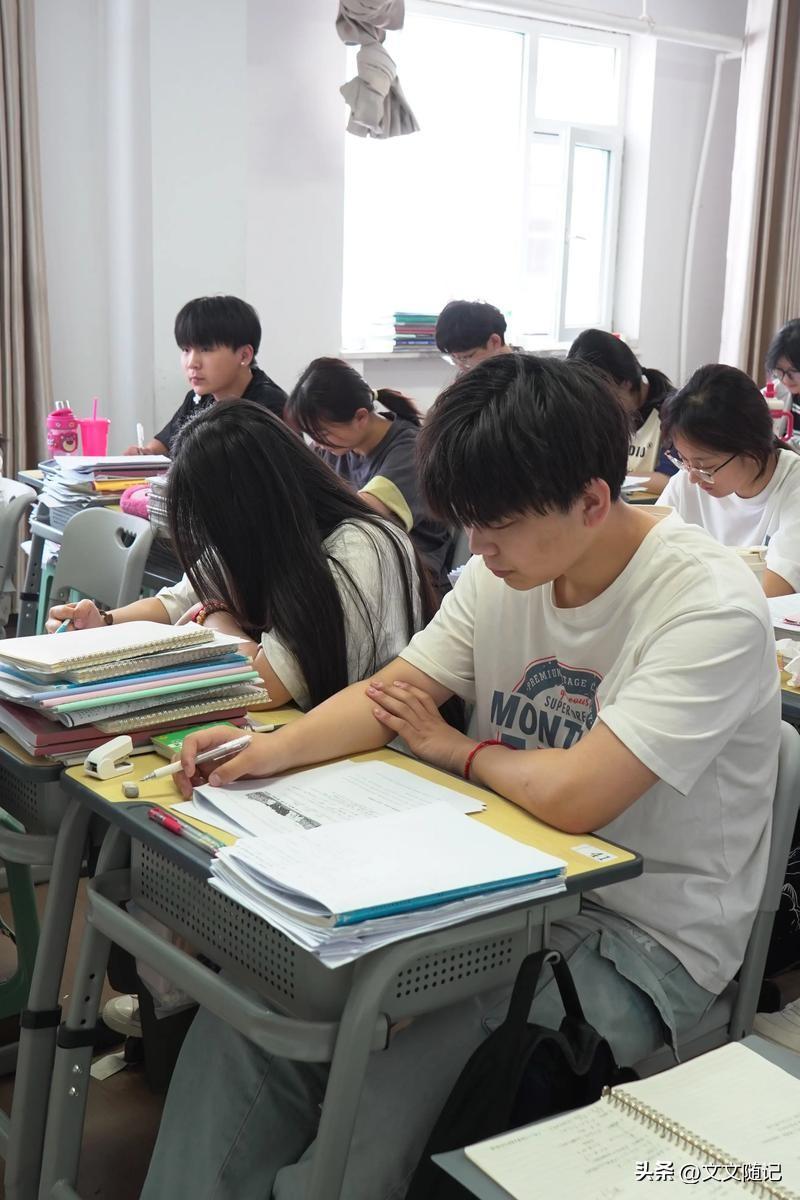复读？醒醒吧。别再坑孩子了。

出分了。
一堆家长往补习学校跑。
跃跃欲试，想让