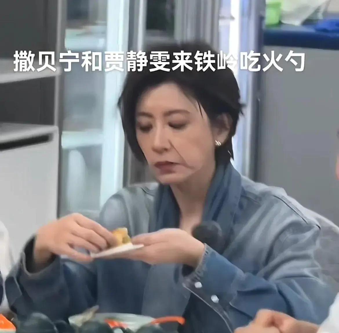 这是贾静雯参加真人秀的生图照片，是她在铁岭录制《三餐四季》的时候,大伙儿都看出来