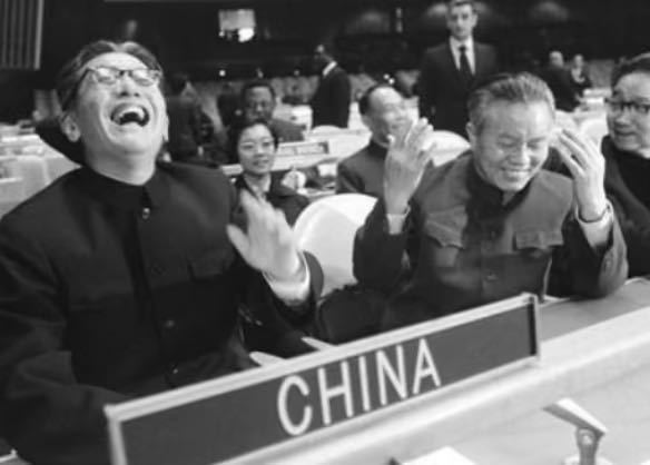【来自投稿】1971年，中国恢复了联大的合法席位，照片上的乔冠华获知这一消息的那