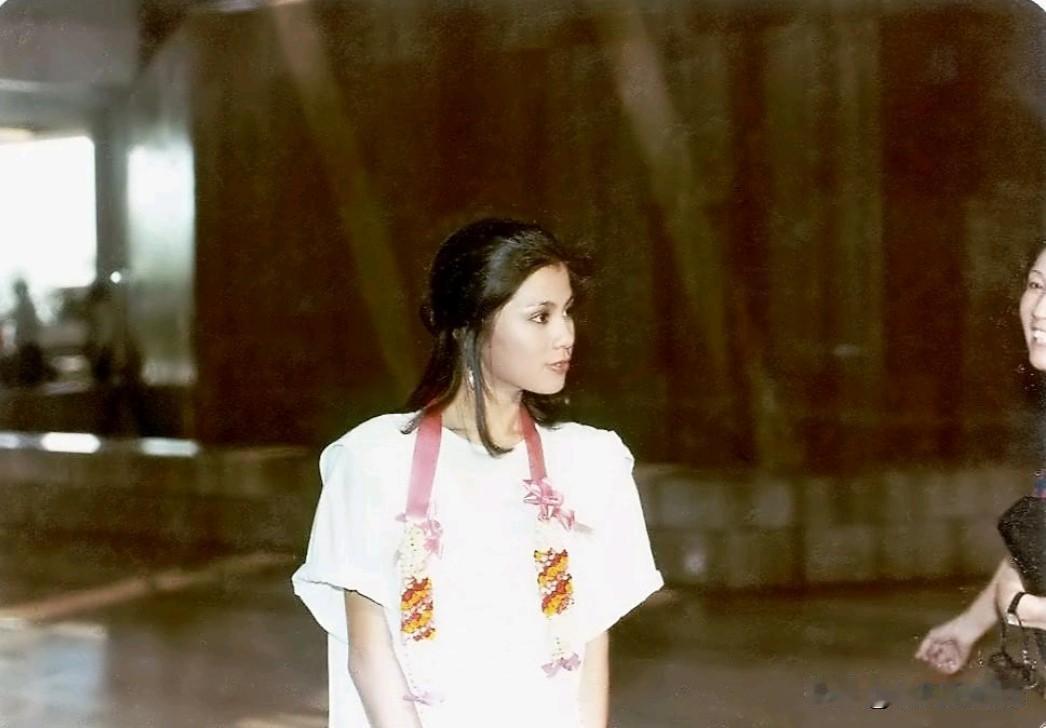 1983年6月，《射雕英雄传》主演去欧洲宣传，翁美玲带着黄日华，梁洁华在英国游览
