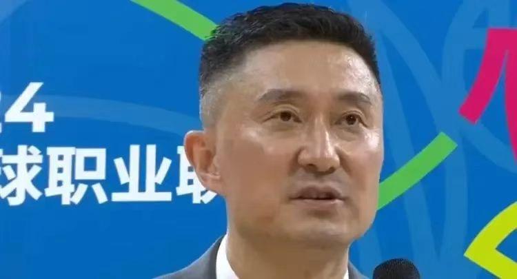 4位主教练表达方式不同，但意思都是隐嗨裁判发泄不满！
1、广东华南虎男篮主教练杜