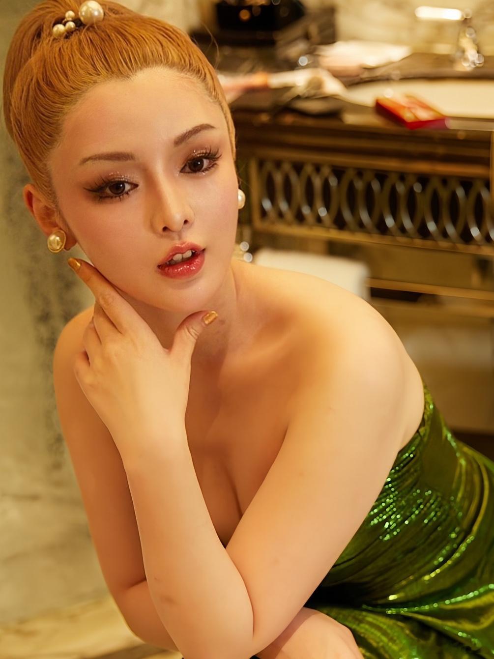 美需被供奉她是美的信徒，而我是她唯一的缪斯。​​​