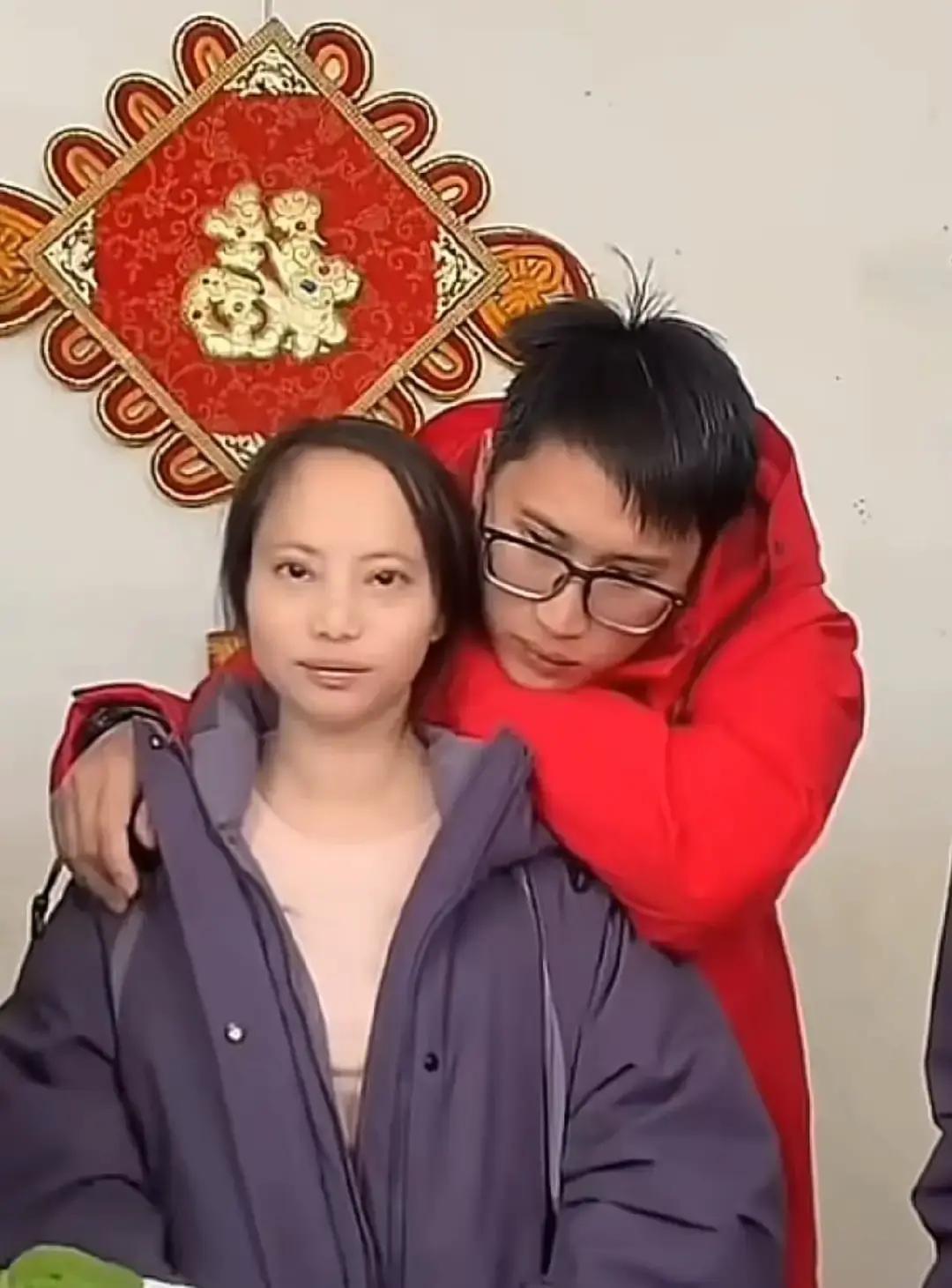 梁志辉姐姐把梳头视频发出来，我刷到三遍。
农家小凳，阳光落在她发梢，弟弟妹妹围成