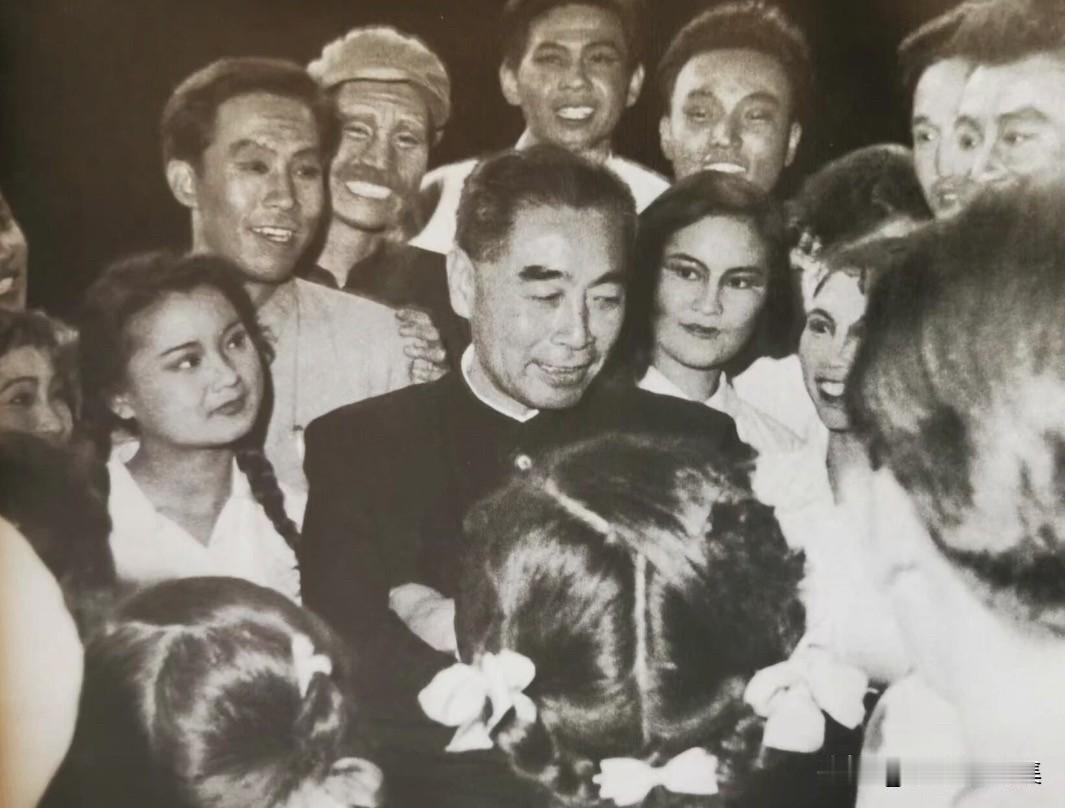 1958年，周恩来总理接见中央戏剧学院学生。在接见中，总理对着这群二十岁上下的戏