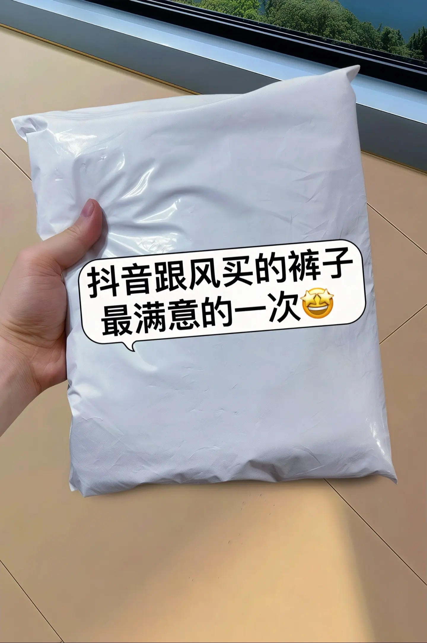 闭眼冲的白色微喇牛仔裤！姐妹们，上身真的又美又飒！干净的白色，怎么搭都...