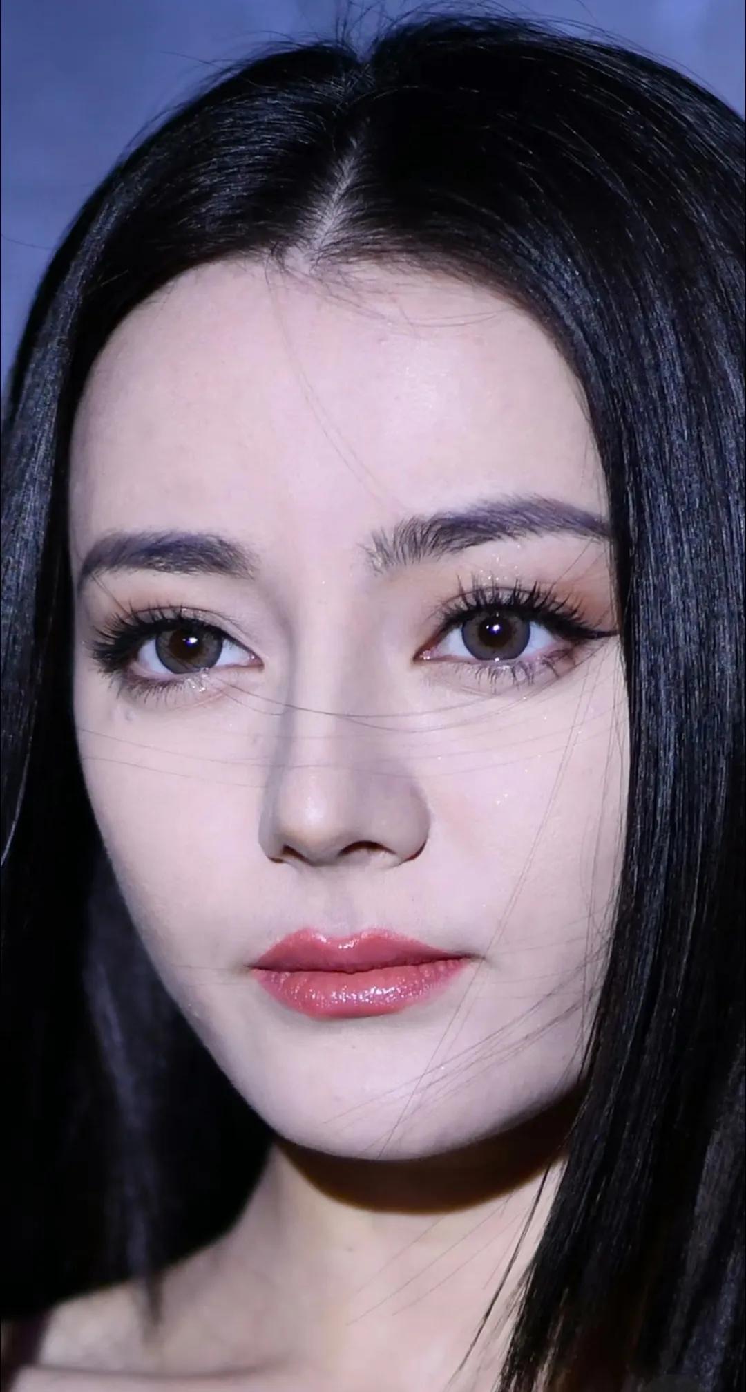 迪丽热巴生图近照曝光，这皮肤细腻到像是假的，而且五官太立体了，完全就是洋娃娃的感