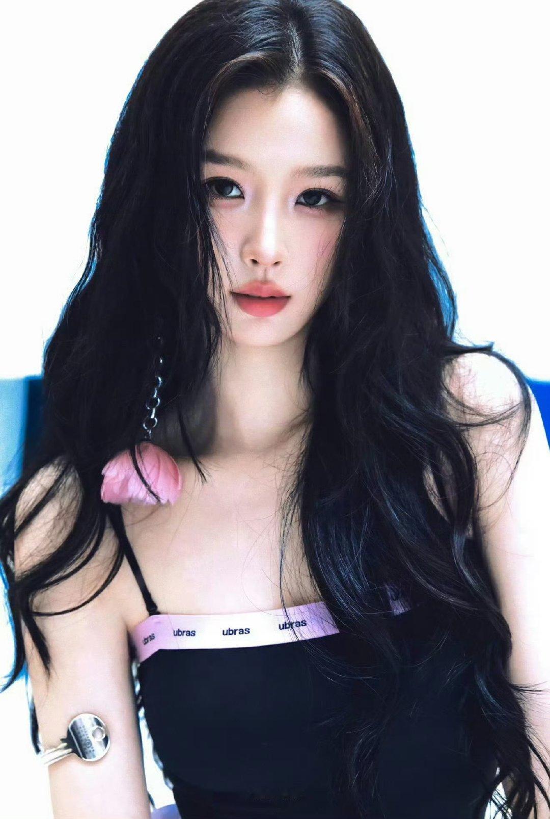 虞书欣美晕了虞书欣好薄的背好瘦的腰 虞书欣腰背纤细利落，优越身形衬得穿搭格外出彩
