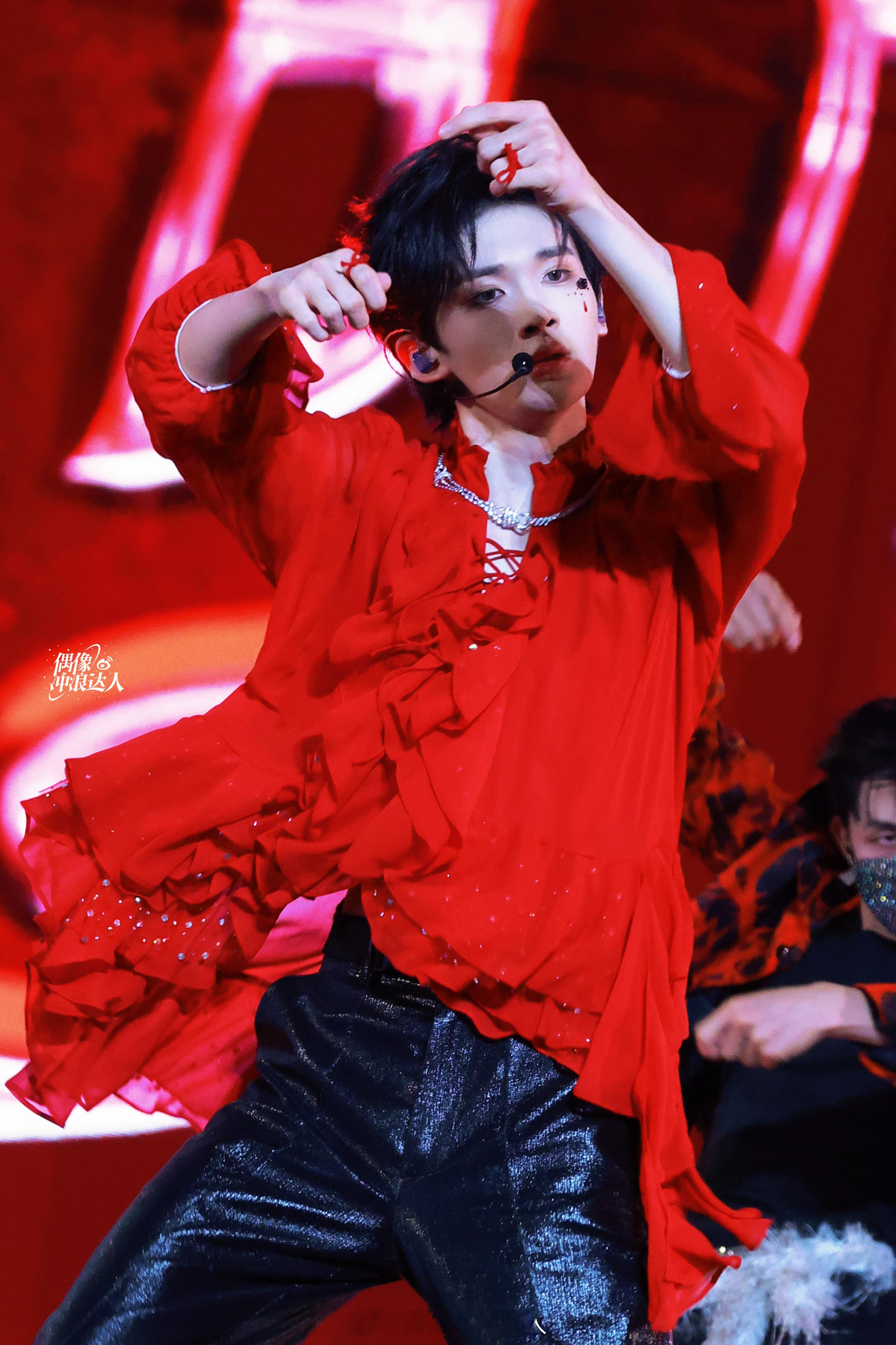 余宇涵一天灵珠一天魔丸余宇涵这舞台反差也太绝了。。仙气飘飘的蓝衣仙子，活力四射的