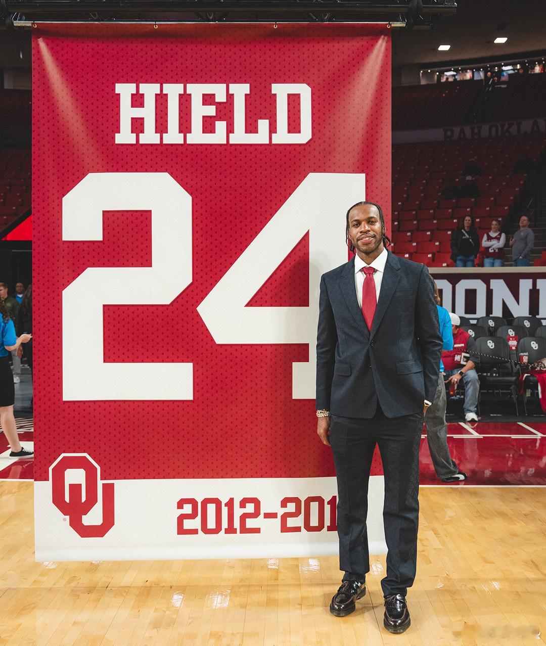NCAA 俄克拉荷马退役了Buddy Hield的24号球衣 