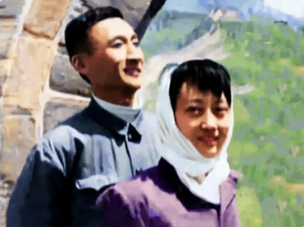 漂亮明星照片分享新中国评选出“二十二大电影明星之一”的王晓棠与丈夫言小朋合影。王