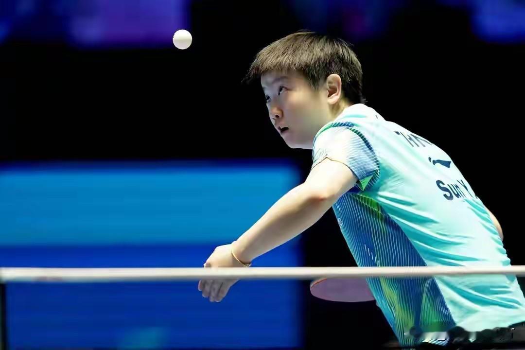 乒乓球亚洲杯在海口拉开帷幕，因伤缺阵许久的世界第一孙颖莎终于复出了，她在女单小组