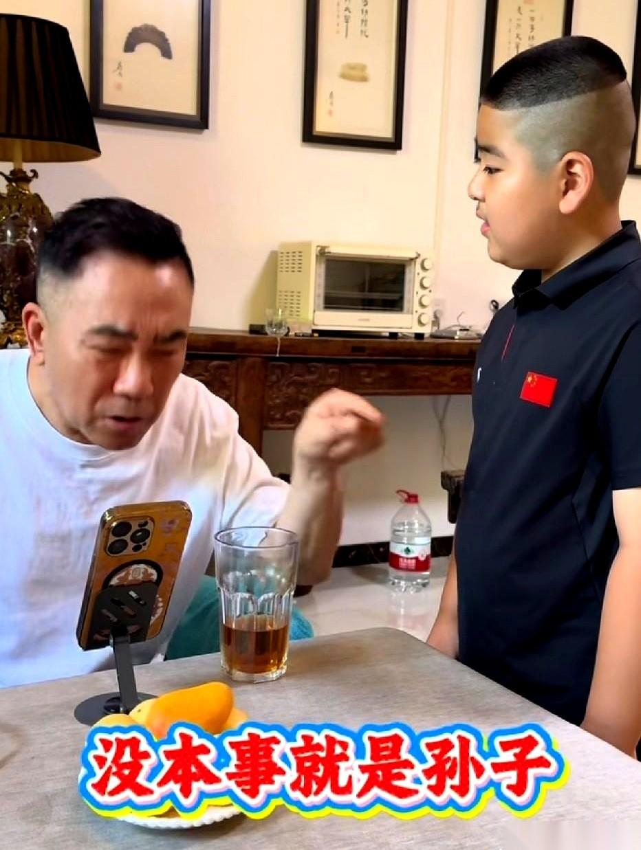 杨议端起茶杯，瞥了一眼跟前新收的小徒弟。
小孩儿双手把茶续上，恭恭敬敬喊了声：“