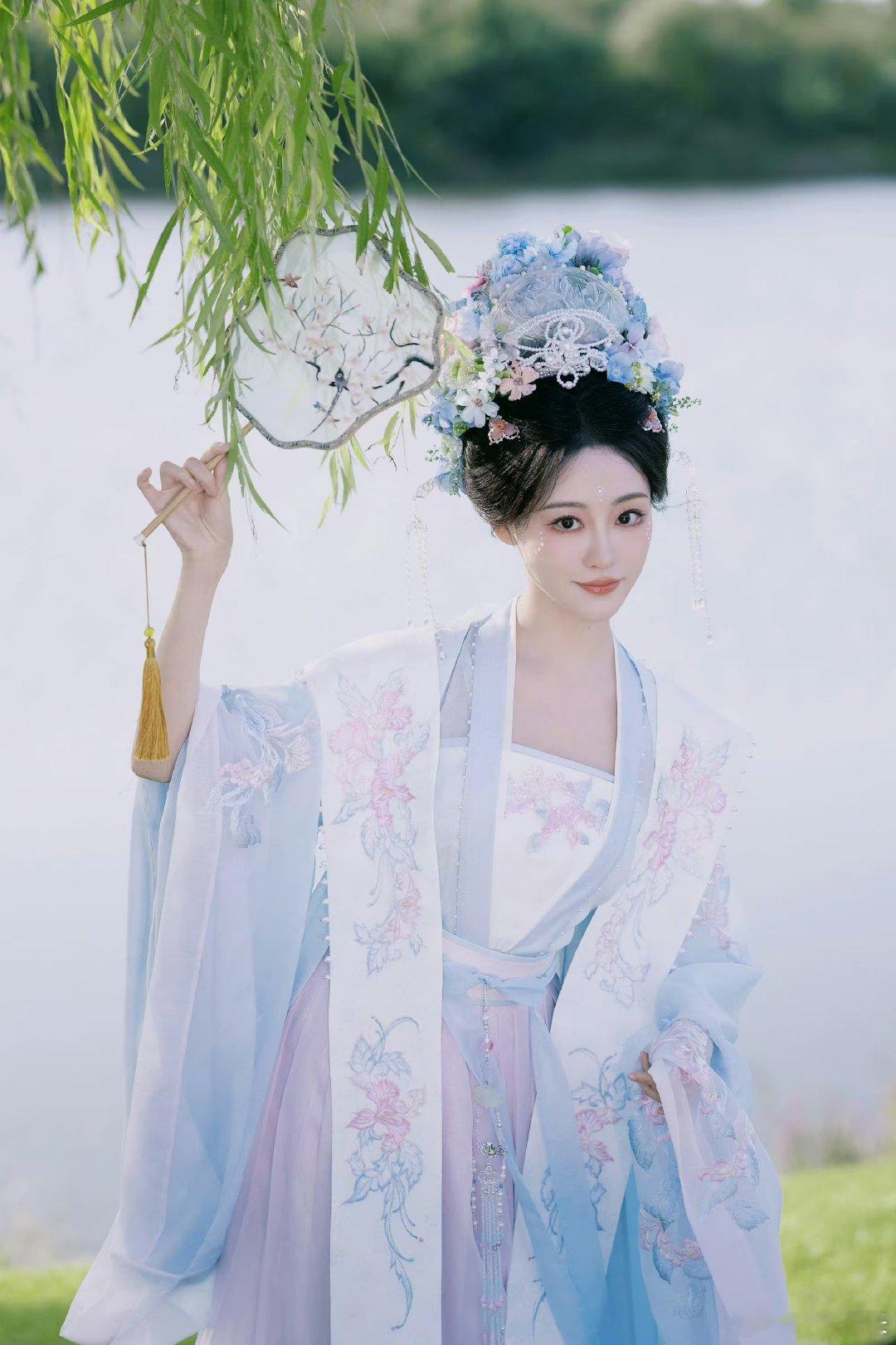 #祝绪丹簪花造型##祝绪丹簪花照#祝绪丹簪花照让人惊叹，这简直是宝藏女孩谁懂啊?