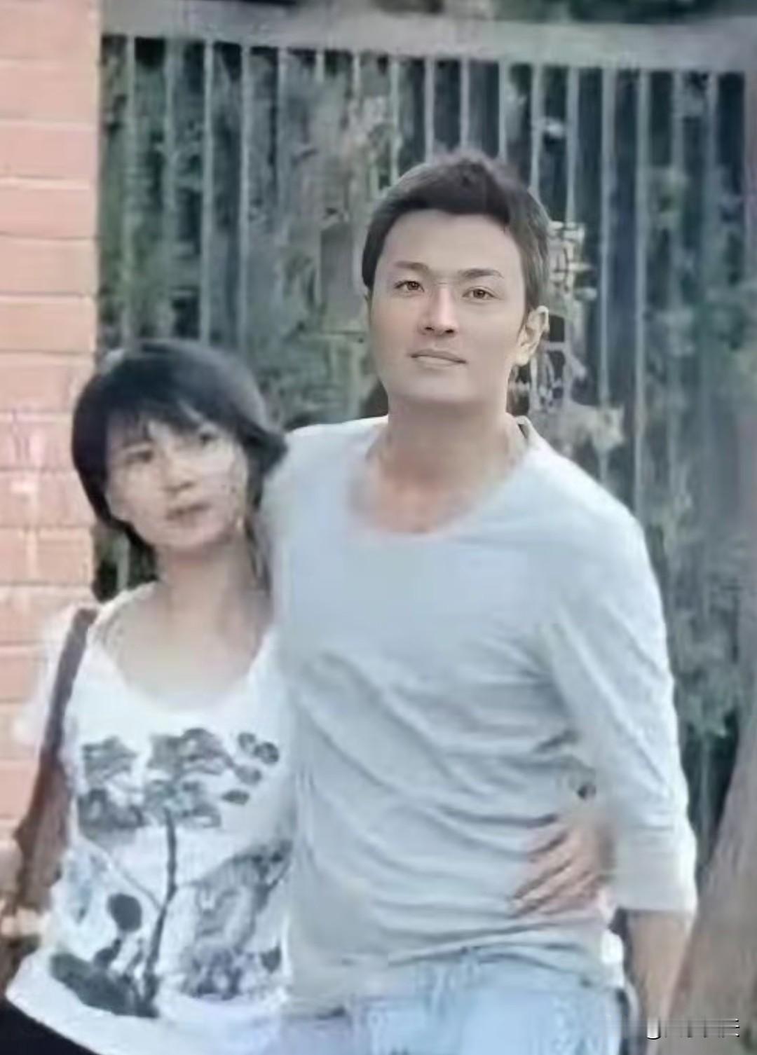当年，高圆圆与时任男友于小伟在北京一小区楼下的一张留影，二人低调交往数年，当时大
