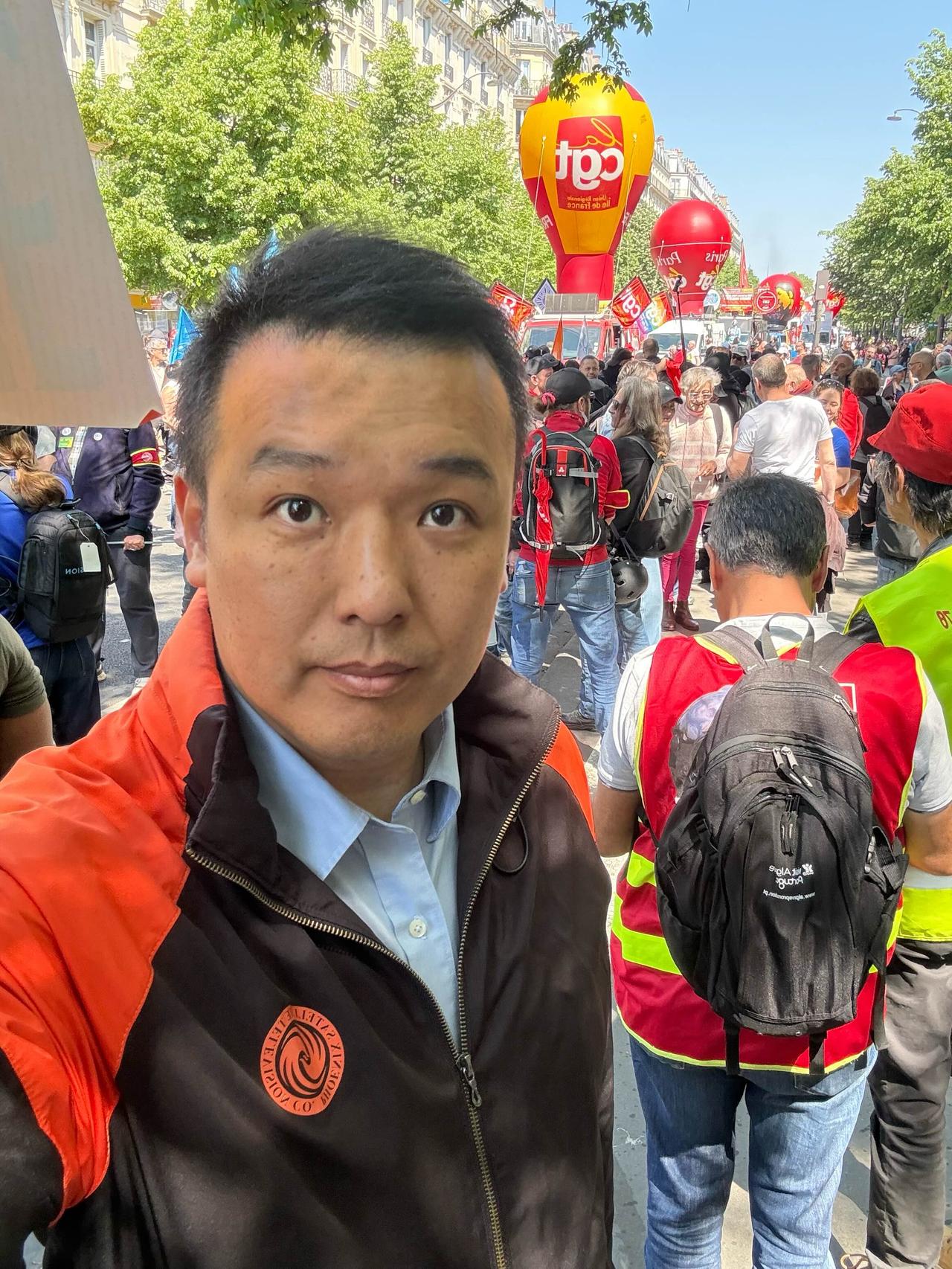 今天是五一劳动节，本该属于“休息”的一天，但在巴黎，街头从来不会真正安静。警车、
