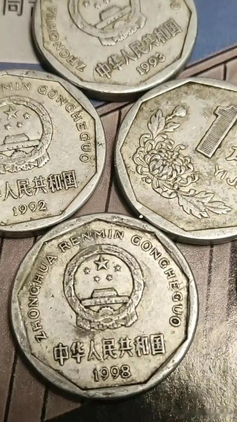 旧硬币里的时光宝藏

我曾有幸收藏过几枚有价值的旧硬币。一枚民国时期的袁大头，银