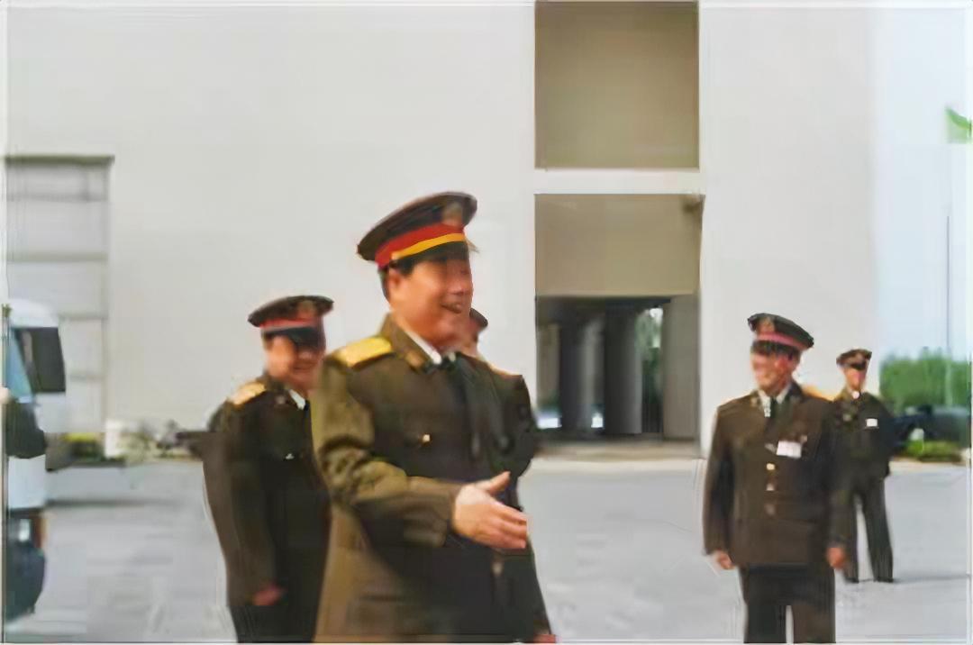 他荣立过一等功，指挥全歼过美军一个连，由军长直接升任军区司令，1985年直接由军