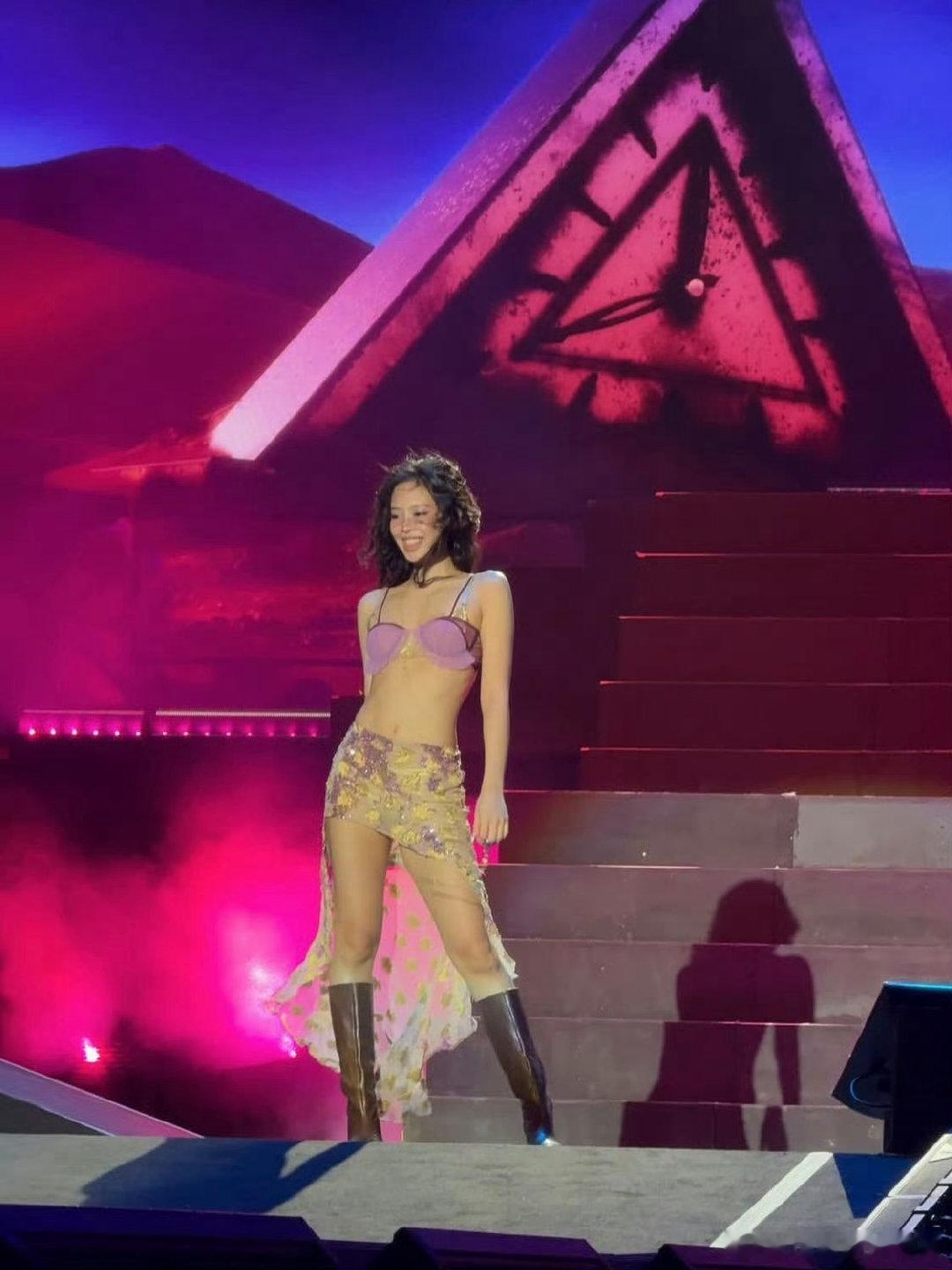 Jennie西班牙音乐节不愧是女装财神奶奶，衣服好种草 