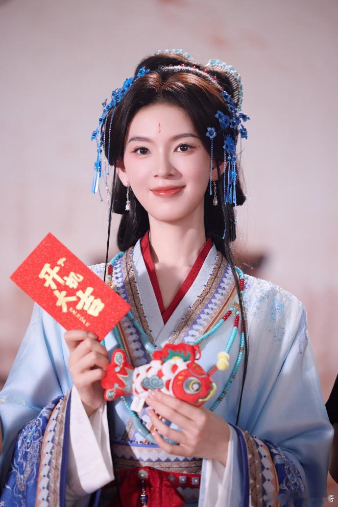 这次换陈瑶宠七仔陈瑶新剧逆应援新剧拍摄间隙惊喜上线逆应援，陈瑶用心宠爱前来探班的