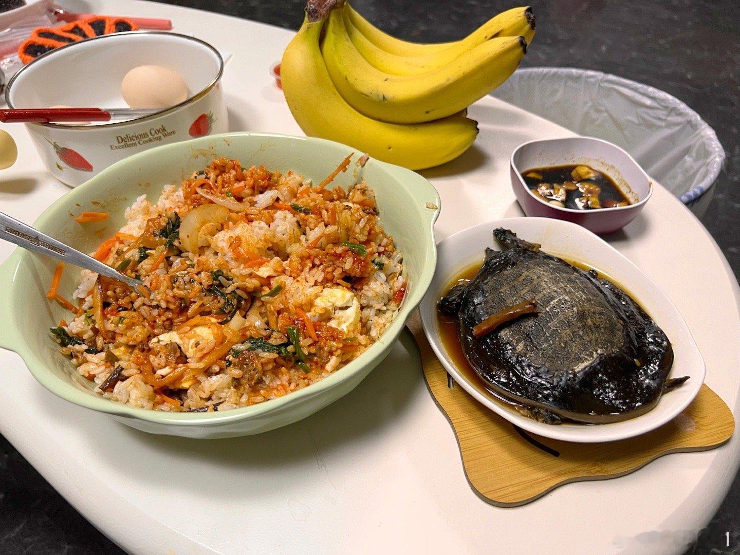 现在食物好方便啊，这个麻辣甲鱼都是卤好的，蒸蒸就能吃了…… 