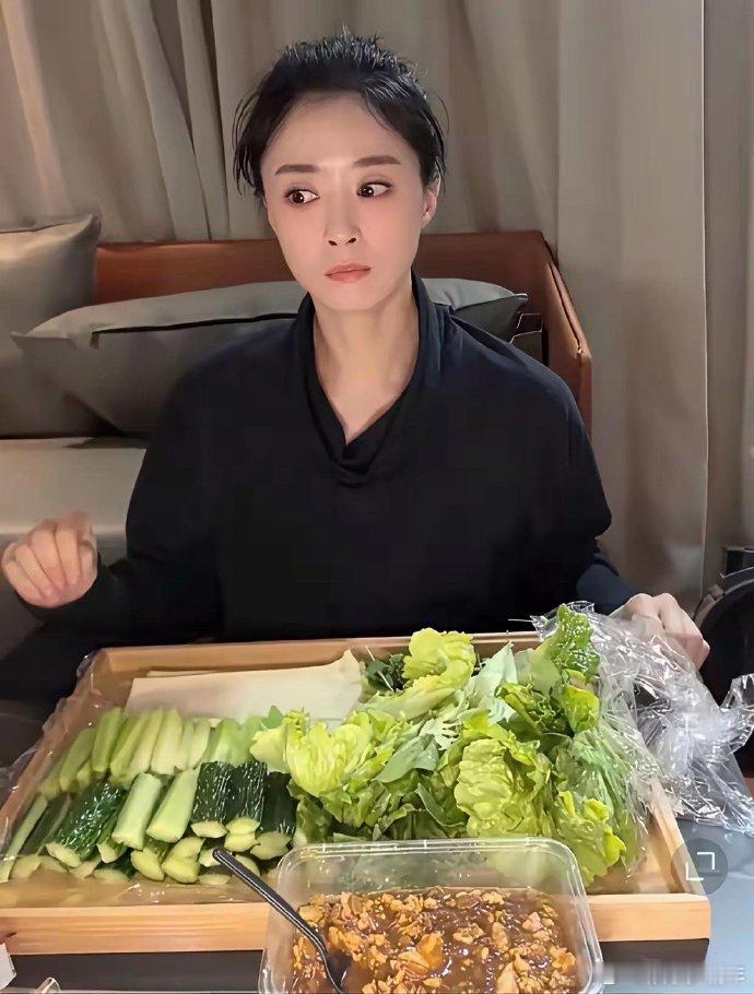 蒋欣为美坚持吃“草”，明星为上镜常先挨饿，活动量不足，控体重之路不易，背后皆是对