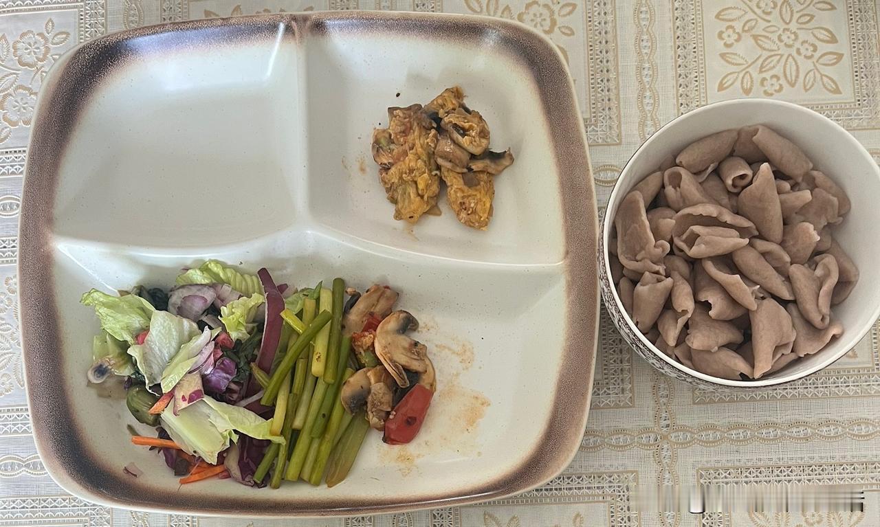 今天的午餐是荞麦面，鸡蛋炒口蘑番茄，炒芹菜，蒜苔，把荞麦面和鸡蛋菜拌在一起吃，味