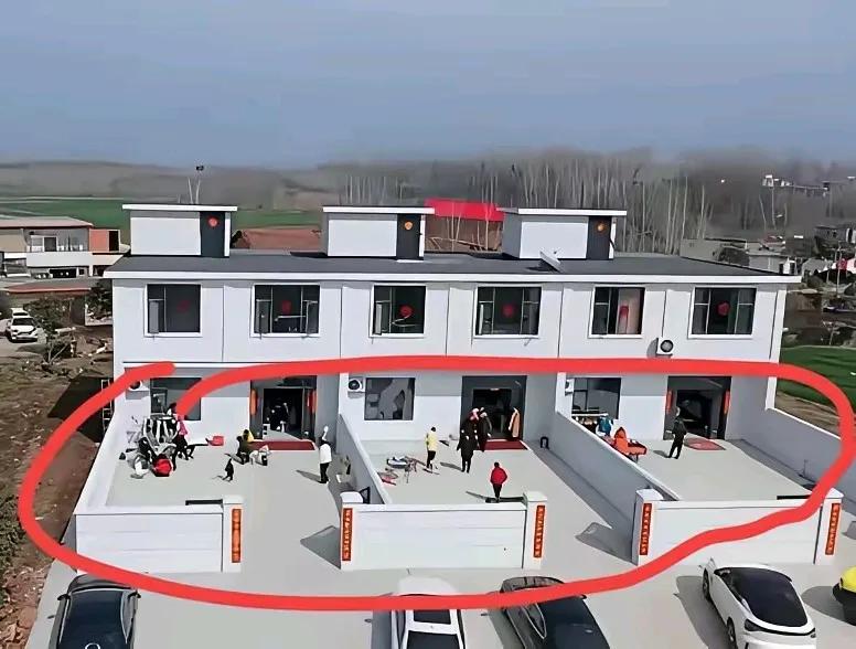 你们觉得，三兄弟有必要把院子中间隔开吗？
老家有户人家，三兄弟建了三栋并排的连体