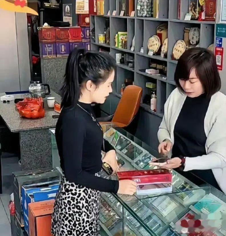 店里进来一个买烟的女的，要一条中华。老板报了450块，她扫码付款，结果转了450