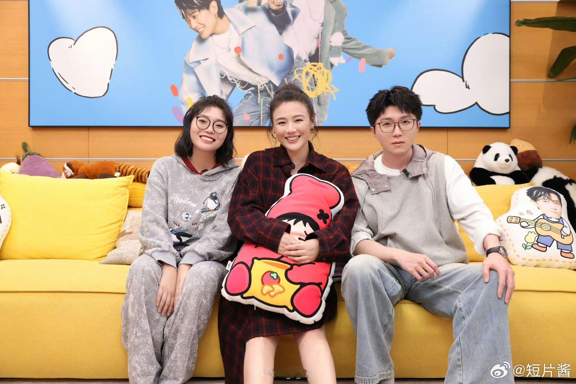 #马思纯晒与毛不易李雪琴合照# 看到马思纯晒出和毛不易李雪琴的合照，对这季毛雪汪