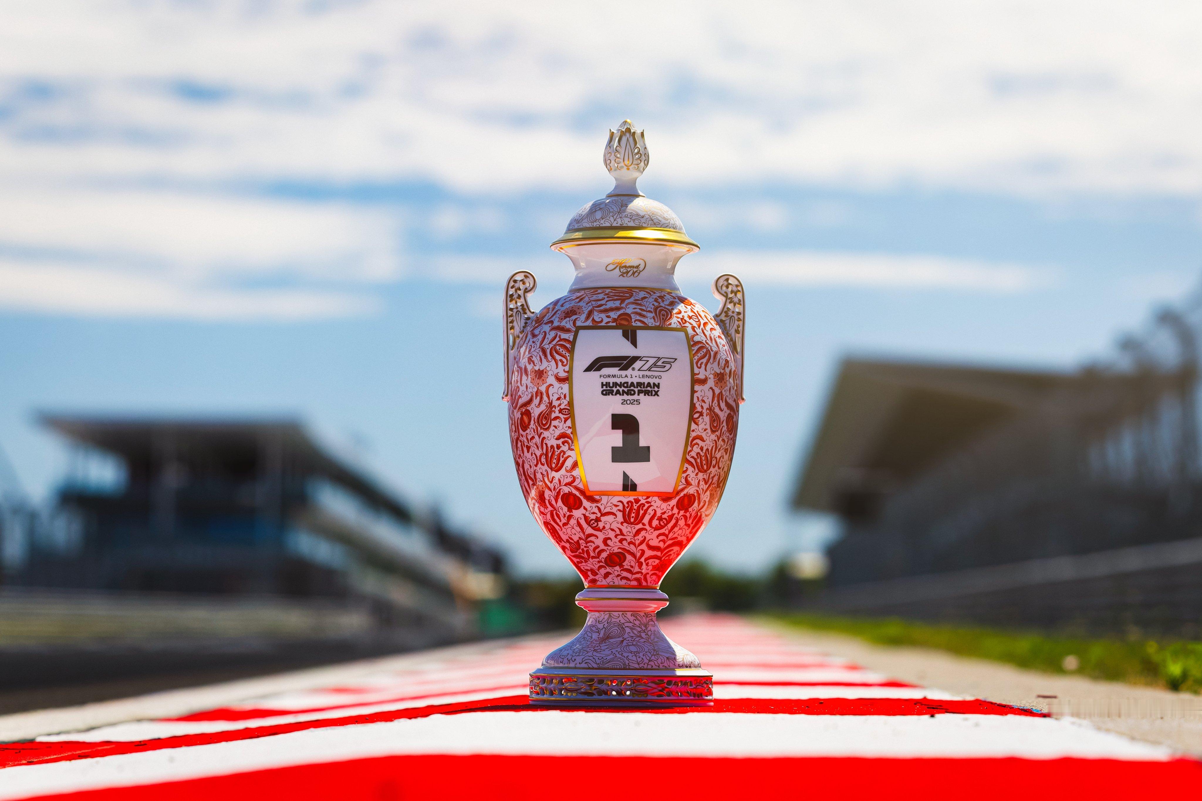 本周末，第40届匈牙利大奖赛的奖杯🏆F12025F1匈牙利大奖赛 ​​​