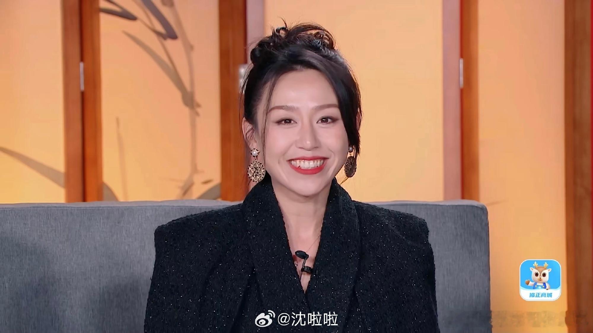 我叫郑晓龙 在甄嬛传饰演导演 导演很幽默，自己在甄嬛传中饰演导演幽默是幽默，但是