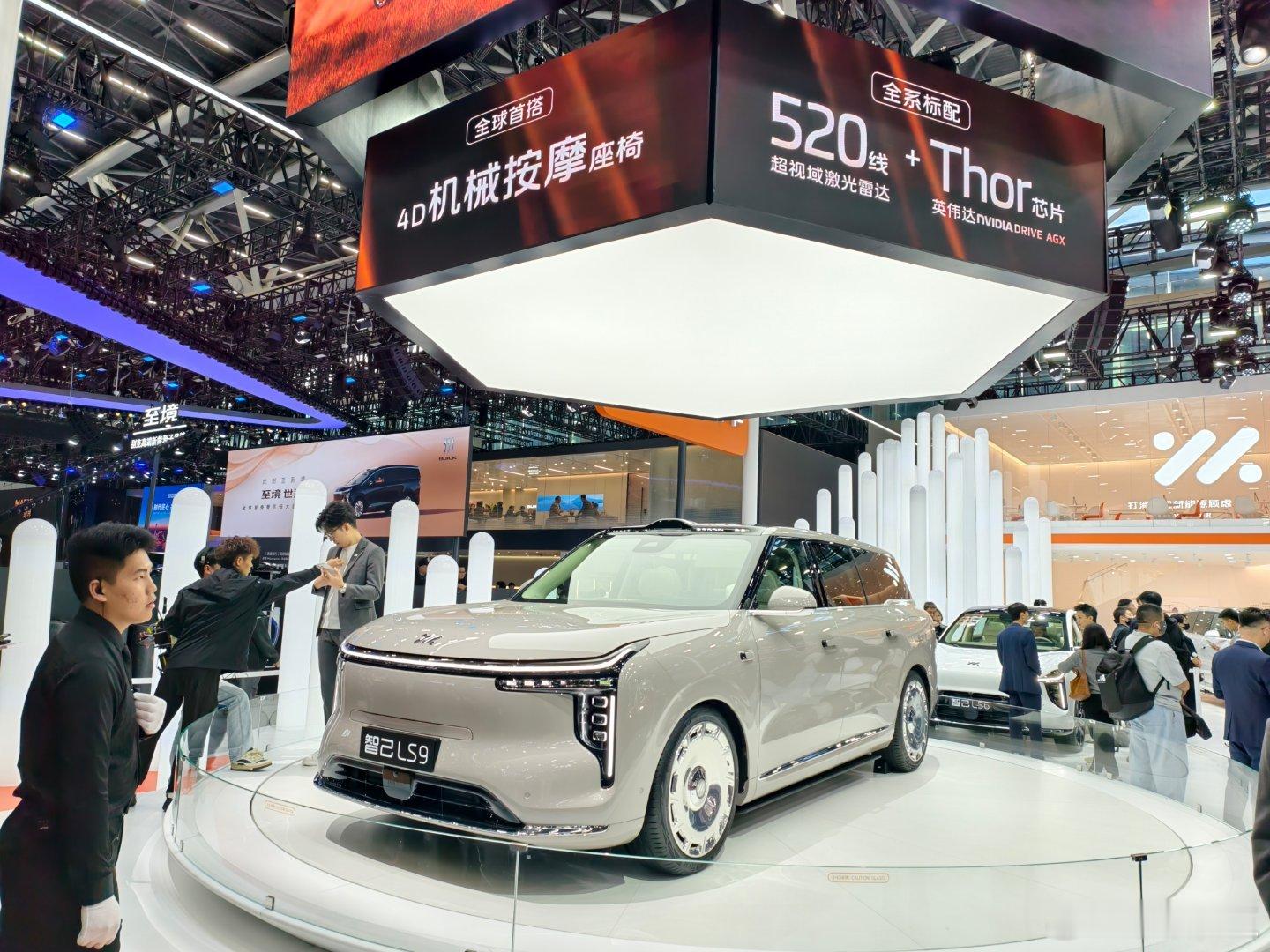在 的智己展台，最大的焦点当然是刚上市不久的LS9，这可能是目前市面上最好开的大