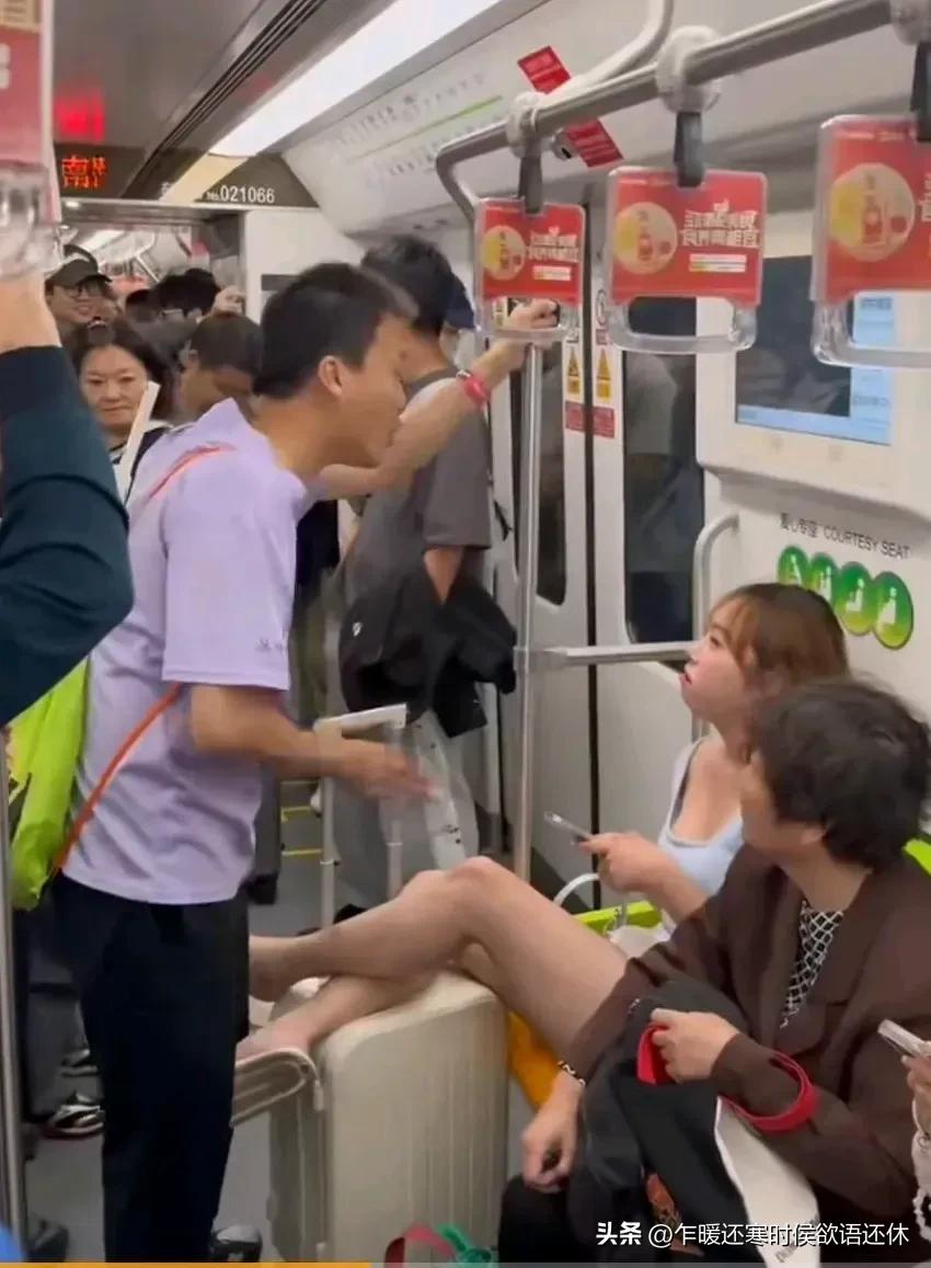 以后谁还敢在上海地铁跷二郎腿？直接行政处罚。明天早上去验证下，看看还有没翘腿挡路