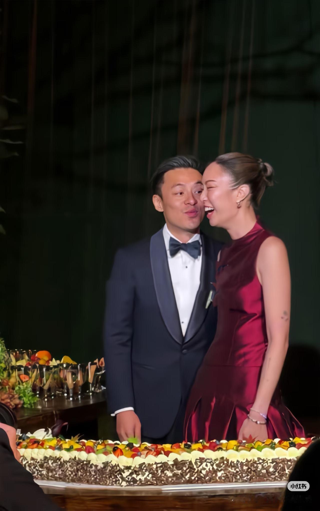 霍启仁虽然不如他二哥帅，但是长得也算板正，如今娶了个大高个外国媳妇进霍家。

肉