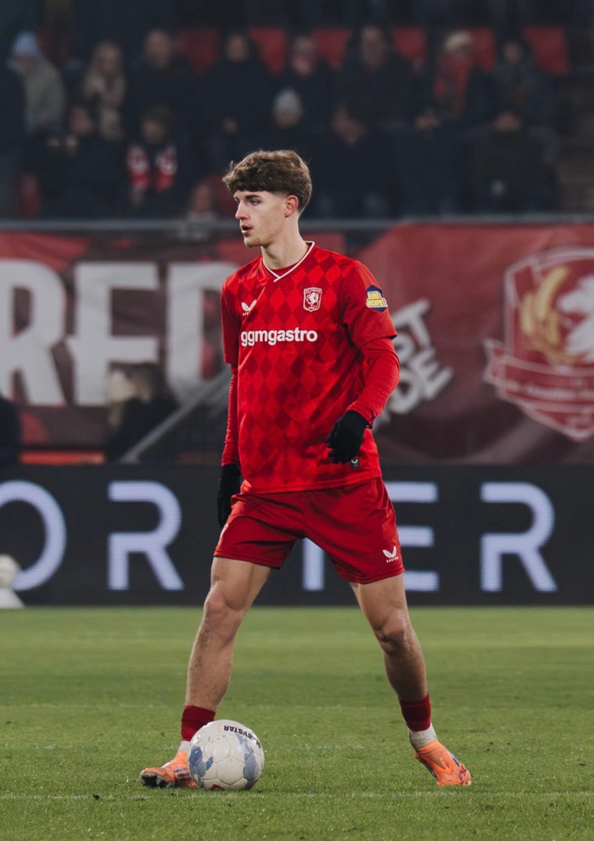 每体： 巴塞罗那正在就路德·尼斯塔德的到来进行谈判 ▫️年龄：18岁 ▫️身高：