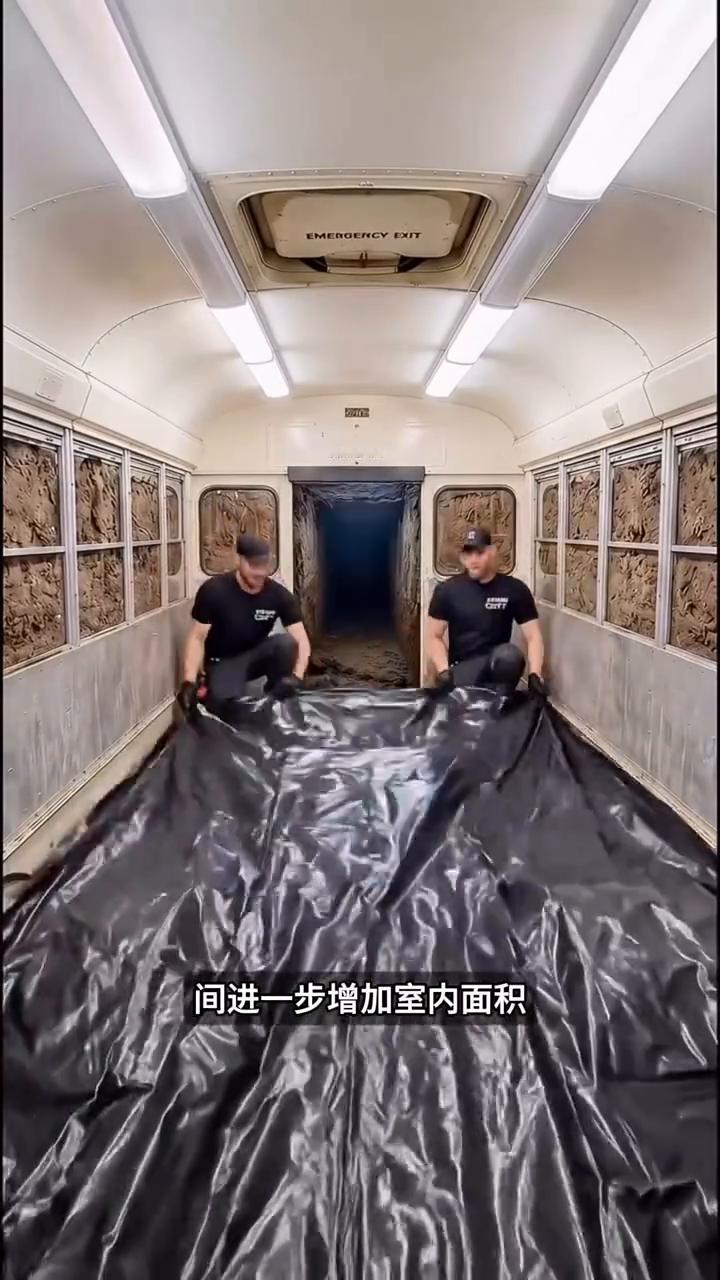 校车深埋造家。
谁能想到男子买不起城里的商品房，索性找来一辆废旧校车。
·用吊机