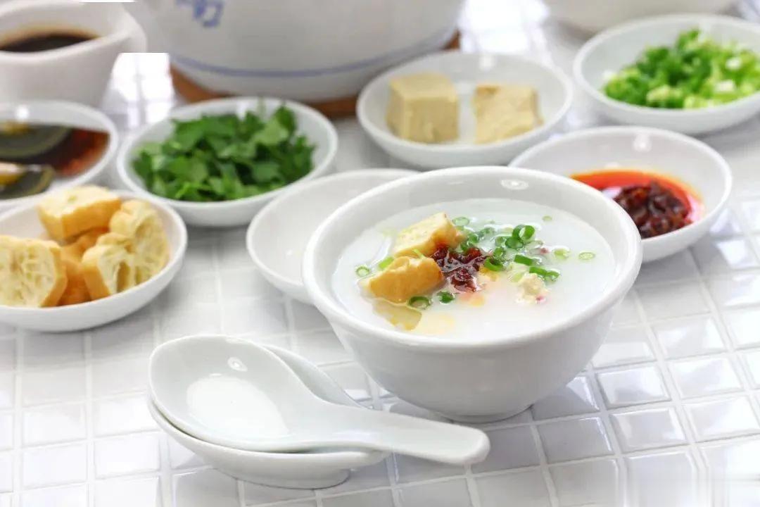 谷雨时节，中医教您巧养生谷雨时节，节气交替，春应肝，肝气向外舒展的季节，如果肝气