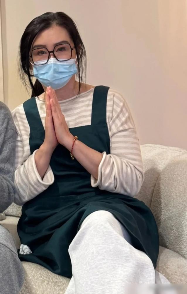 59岁王祖贤，竟然在自家针灸馆里，素颜围裙亲自给人扎针，精神抖擞，发量惊人，这谁