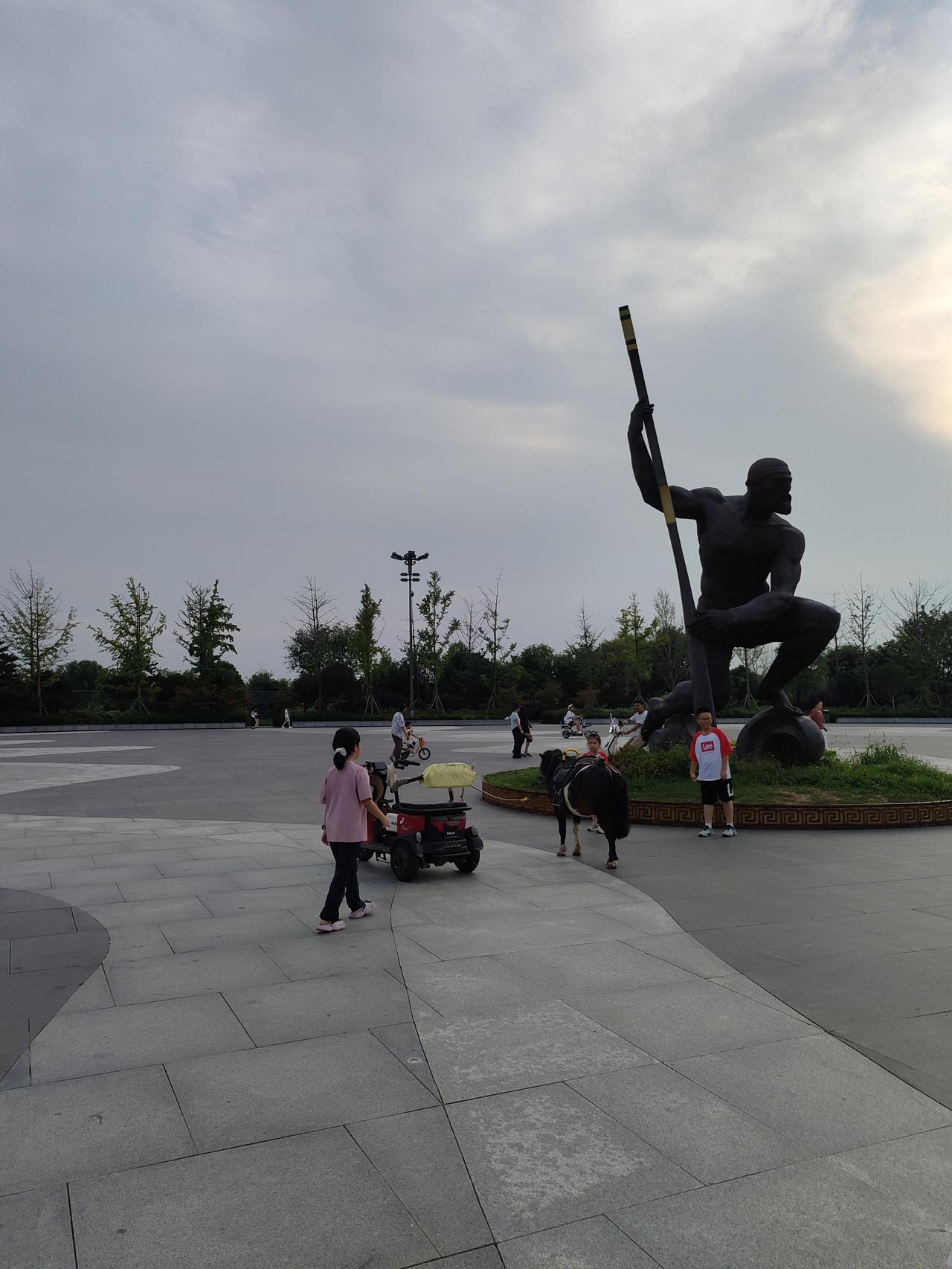闲暇傍晚来到广场，开阔的场地，晚风轻轻拂过。孩子们自由自在地嬉笑奔跑，不用思虑琐