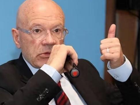 英国学者马丁·雅克在剑桥大学的演讲台上，突然扔下一句话，全场炸了：“美国犯了一个