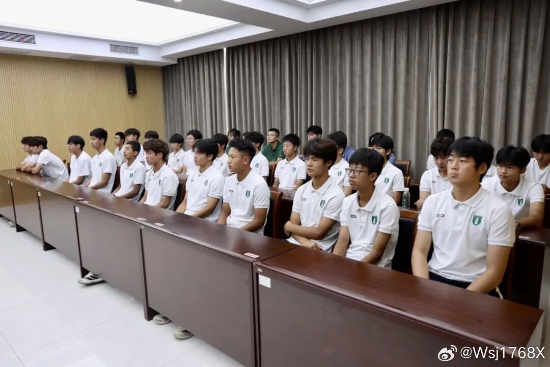 8月18日，江苏海安市委书记谭真前往博文高级中学，看望慰问即将出征2026“省长