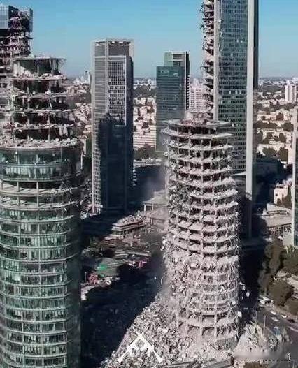 伊朗宣布开放海峡，开放部分领空通航，标志着美国已撤退，美伊战争结束。

伊朗没有