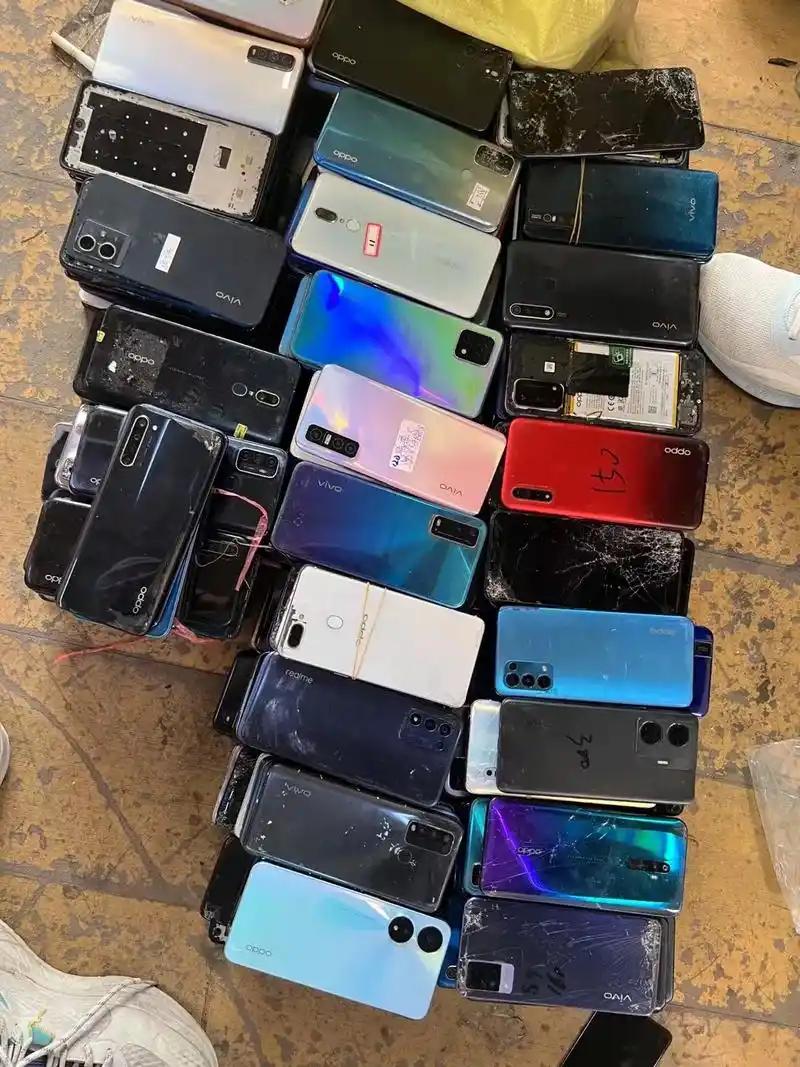 高价收手机这事儿，千万别碰。
他们嘴里说的“提炼黄金”，从头到尾就是个幌子。真正