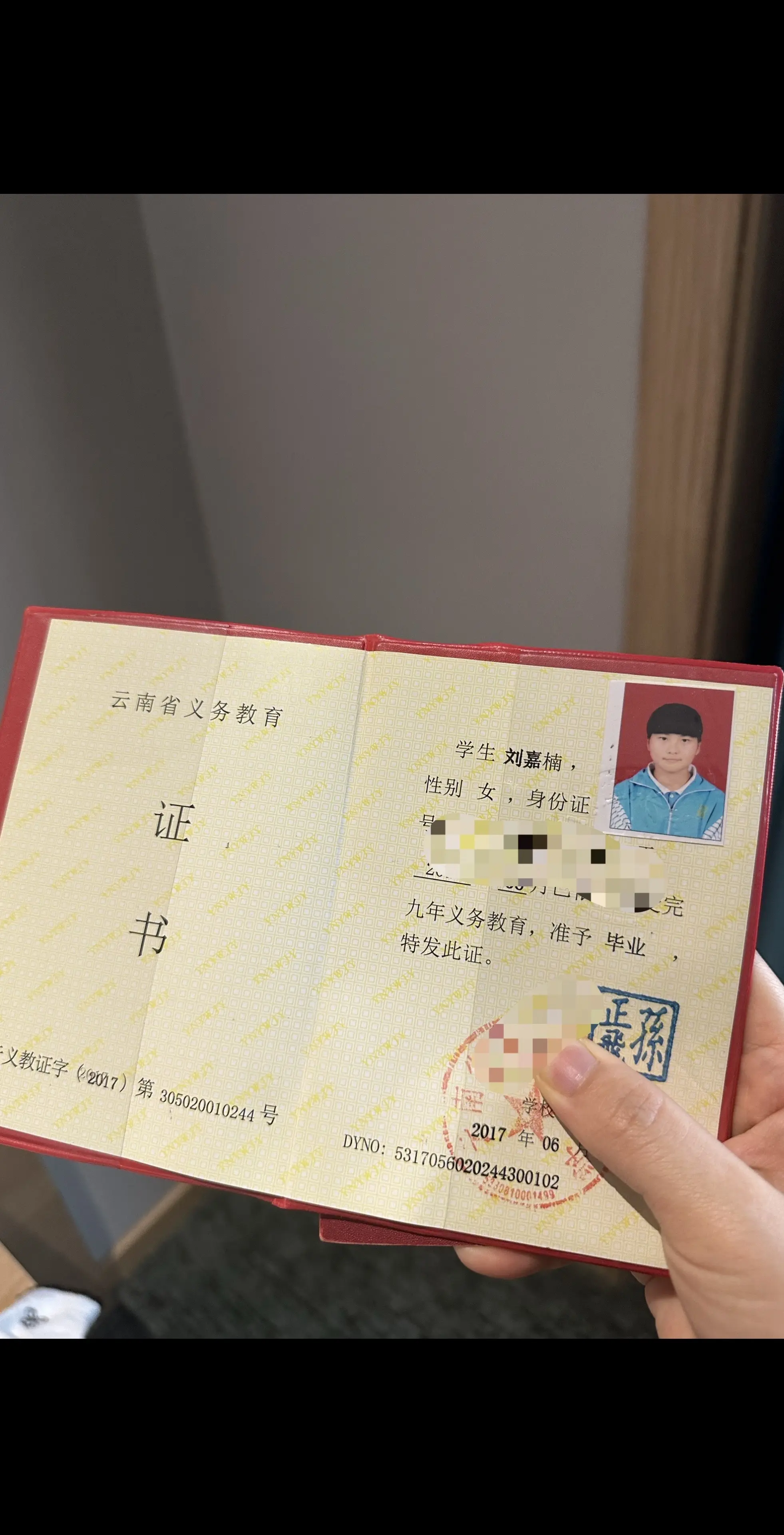 每次看到初中齐刘海的照片都会想到戚百草 就是现在 那时候看起来怪人畜无害的